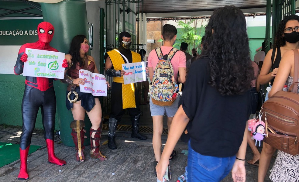Liga Cosplays do Pará recepciona candidatos com cartazes de apoio — Foto: Fábia Sepêda