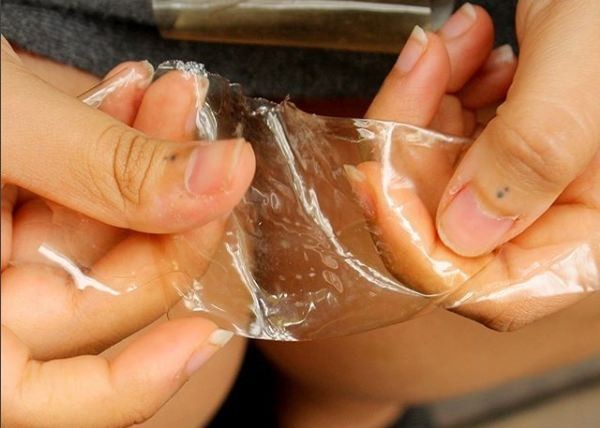 Plástico comestível nas mãos de Larissa Sandes. O produto foi desenvolvido durante a pesquisa sobre embalagens ativas (Foto: Reprodução Instagram)