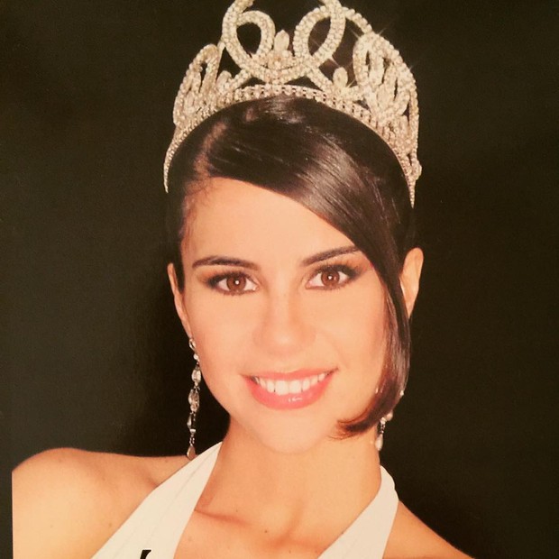 Gi Charaba coroada como Miss Acre 2003 (Foto: Reprodução/Instagram)