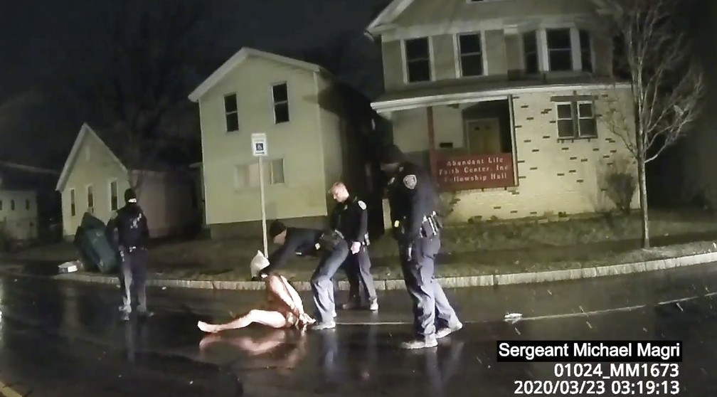 Momento em que policial coloca capuz em homem negro nu em Rochester, perto de Nova York, nos EUA, em 30 de março — Foto: Rochester Police via Roth and Roth LLP via AP