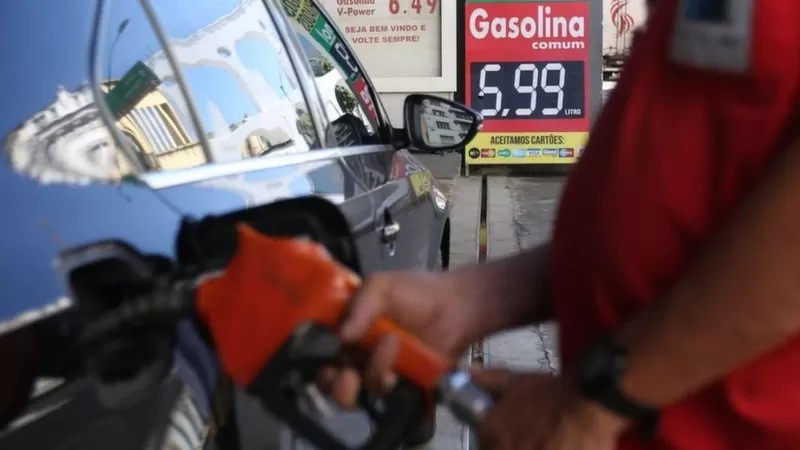 Redução do ICMS barateou a gasolina (Foto: AGÊNCIA BRASIL via BBC)