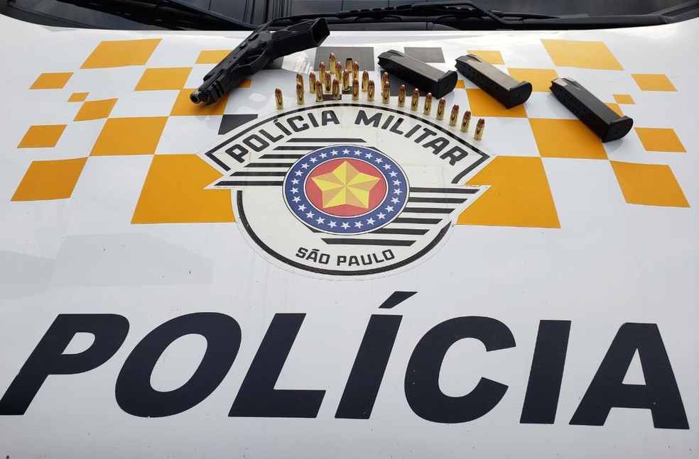 Arma, munições e carregadores foram apreendidos durante ação policial na SP-294 — Foto: Polícia Rodoviária
