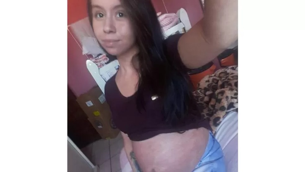 Caroline grávida de sua filha Luna. — Foto: Arquivo pessoal via BBC