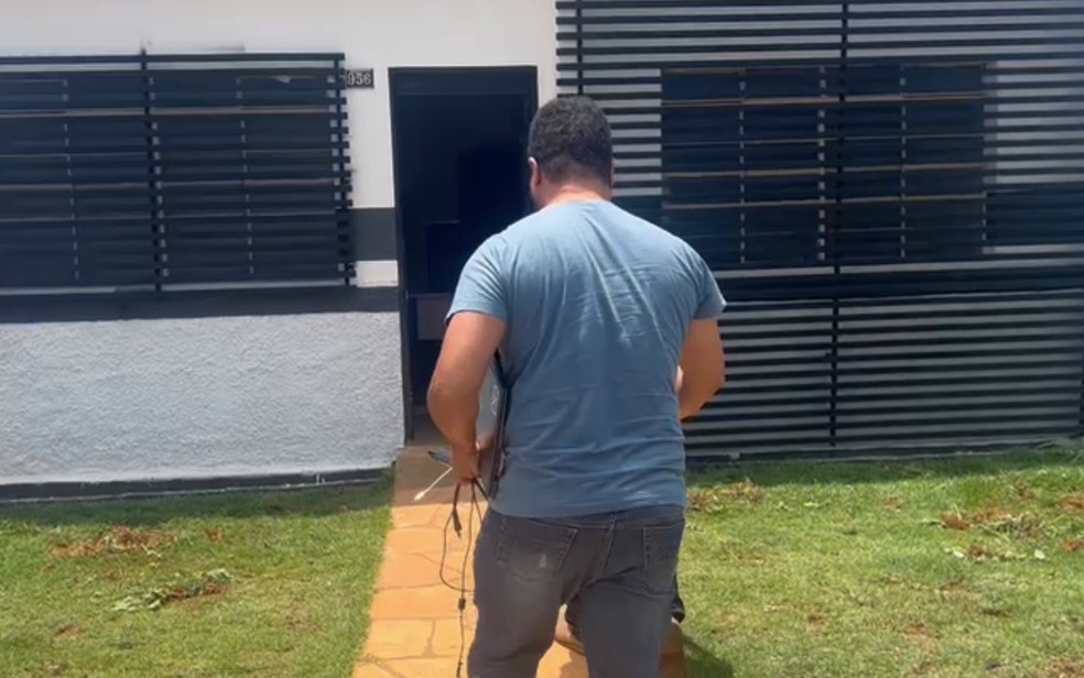 Polícia Civil fez buscas na casa de suspeito, onde apreendeu dispositivos eletrônicos dele — Foto: Divulgação/Polícia Civil