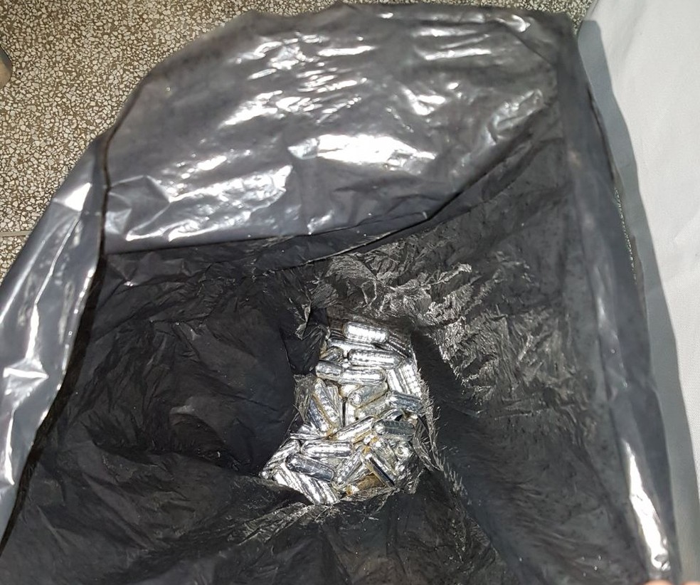 CÃ¡psulas de cocaÃ­na foram encontrada no estÃ´mago de uma peruana (Foto: DivulgaÃ§Ã£o/PRF-AC)