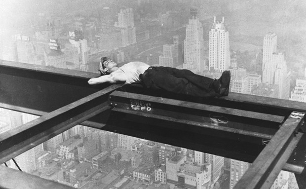 Homem tira 'siesta' em construção em Nova York, em 1933 (Foto: Getty Images)