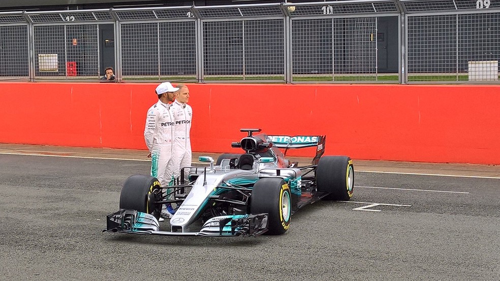 Lewis Hamilton e Valtteri Bottas no lançamento do W08, em Silverstone (Foto: Divulgação)