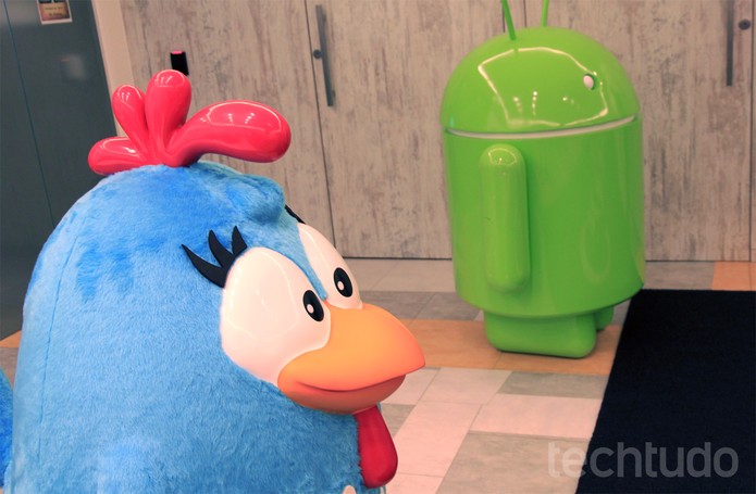 Android e sua mais nova amiga, a Galinha Pintadinha, na sede do Google Brasil (Foto: Isadora Díaz/TechTudo)