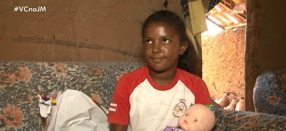 Eloar Ferreira ganhou a boneca após Joshua assistir reportagem sobre a seca no local onde ela mora — Foto: Reprodução/ TV São Francisco