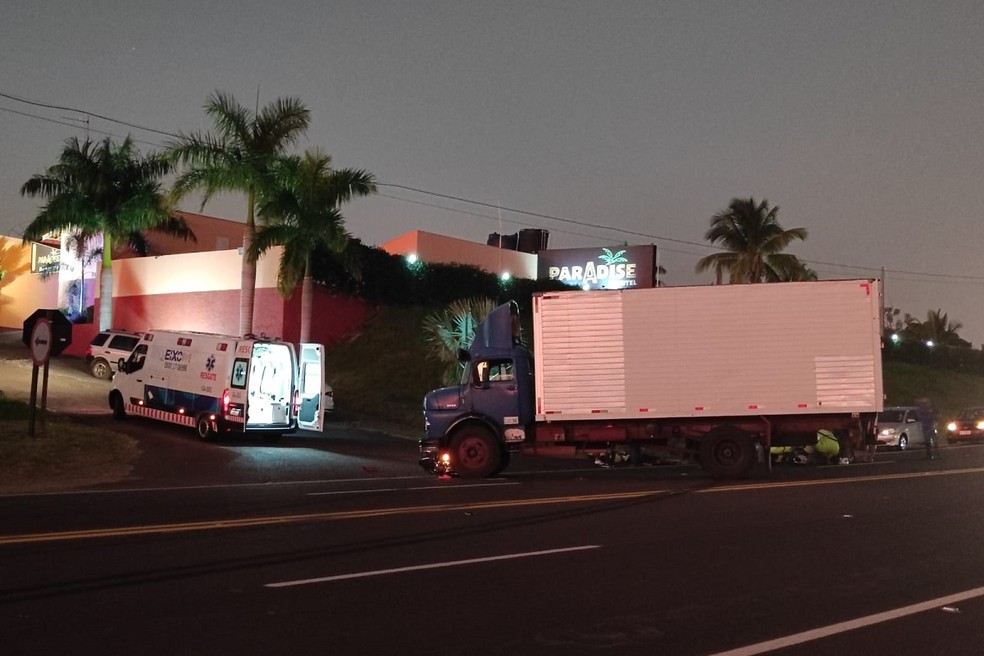 Acidente aconteceu em frente a motel em Herculândia (SP) — Foto: Carlos Rodrigues/Divulgação