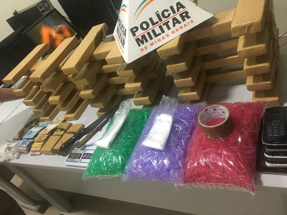 Polícia apreendeu 60 quilos de maconha (Foto: Polícia Militar/ Divulgação)