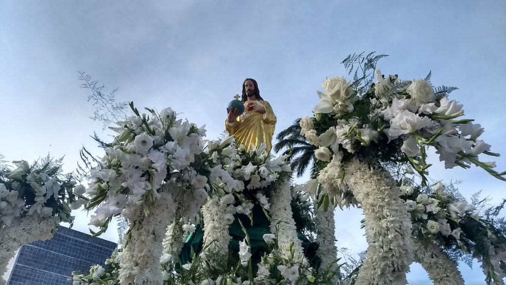 Andor leva a imagem católica do Senhor Salvador do Mundo, que representa o orixá Oxalá (Foto: Wanessa Andrade/TV Globo)