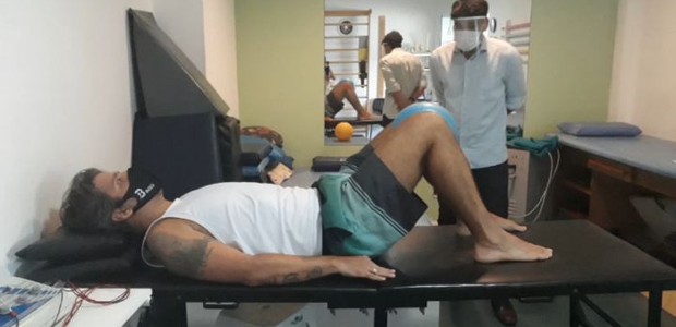 Marcus Menna fazendo fisioterapia (Foto: Reprodução/ Instagram)