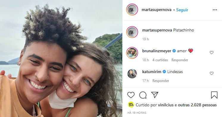 Bruna Linzmeyer e a namorada,  Marta Supernova (Foto: Reprodução/Instagram)