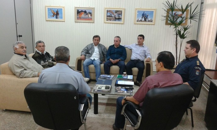 Reunião entre representantes de clubes e da FFMS na Polícia Militar (Foto: Atilla Eugenio/TV Morena)