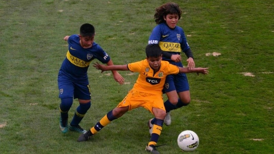 Lucas (centro) tinha apenas 13 anos e jogava pelo Rosario Central, da Argentina