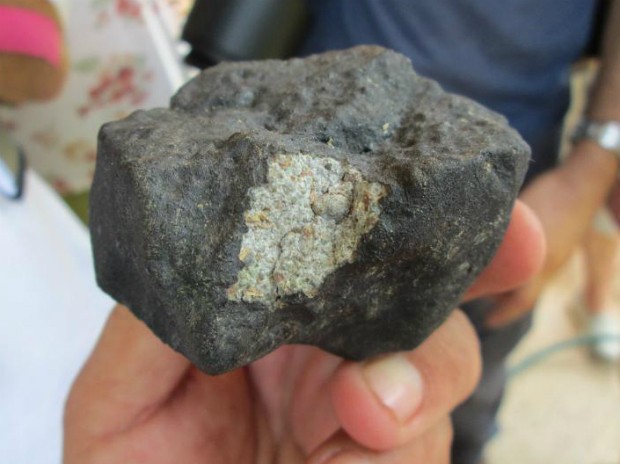 Meteorito que pode ter mais de 4 bilhões de ano pesa 400 gramas (Foto: Arquivo Pessoal/ Renato Poltronieri)