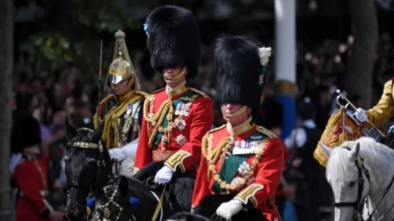 Príncipe William, duque de Cambridge e Príncipe Charles, príncipe de Gales andam a cavalo durante o desfile Trooping the Color (Foto: Getty Images via BBC News)