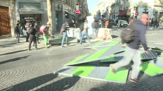 Coletes amarelos voltam para as ruas de Paris, e polícia detém dezenas de manifestantes