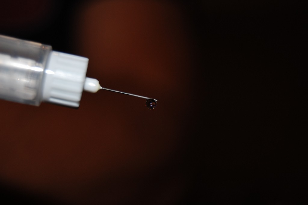 Gota de insulina da ponta da agulha de uma seringa (Foto: Sarah Vernon/Flickr)