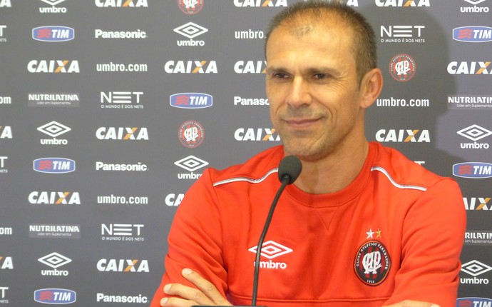 Milton Mendes minimiza desfalques do Fla e pede cuidado ao Atlético-PR