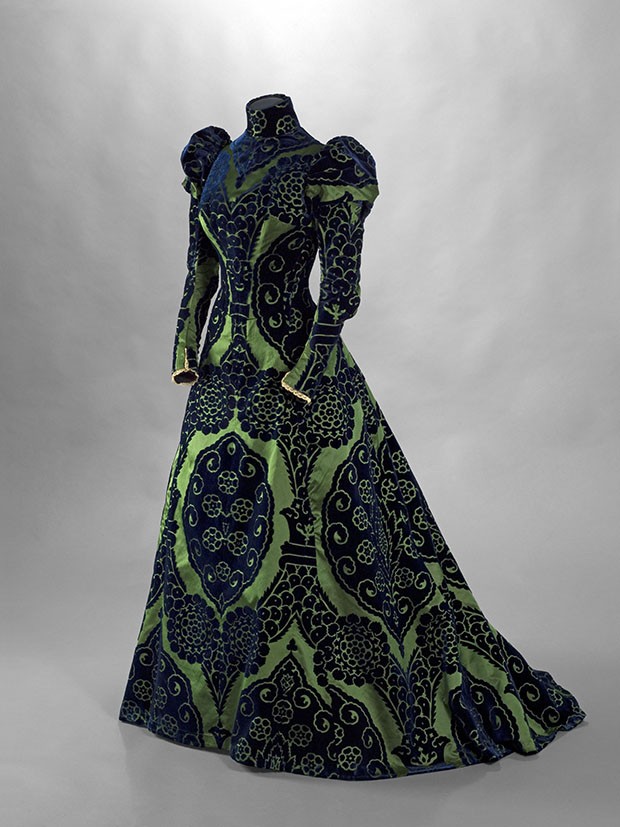 A tea gown by Maison Worth, c. 1897, in satin, flock velvet and Valencienne lace (Foto: © Stephane Piera/Galliera/Roger-Viollet)