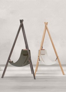 A Off/Grid lança a cadeira Tipy que promete conforto excepcional. O tripé de carvalho francês dobrável aumenta a estabilidade e garante o equilíbrio do assento (Foto: Off/Grid /Divulgação)