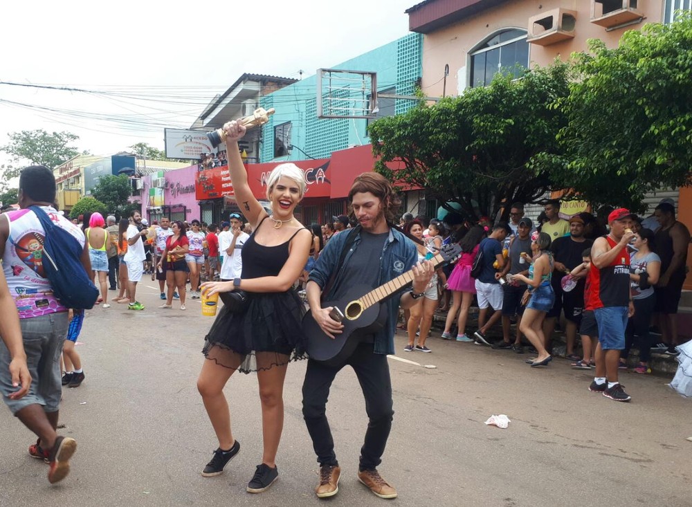 Bradley Cooper e Lady Gaga (segurando o oscar) marcam presença com referência de "Nasce Uma Estrela" no BQVV em Porto Velho.  — Foto: Ana Kézia Gomes/G1