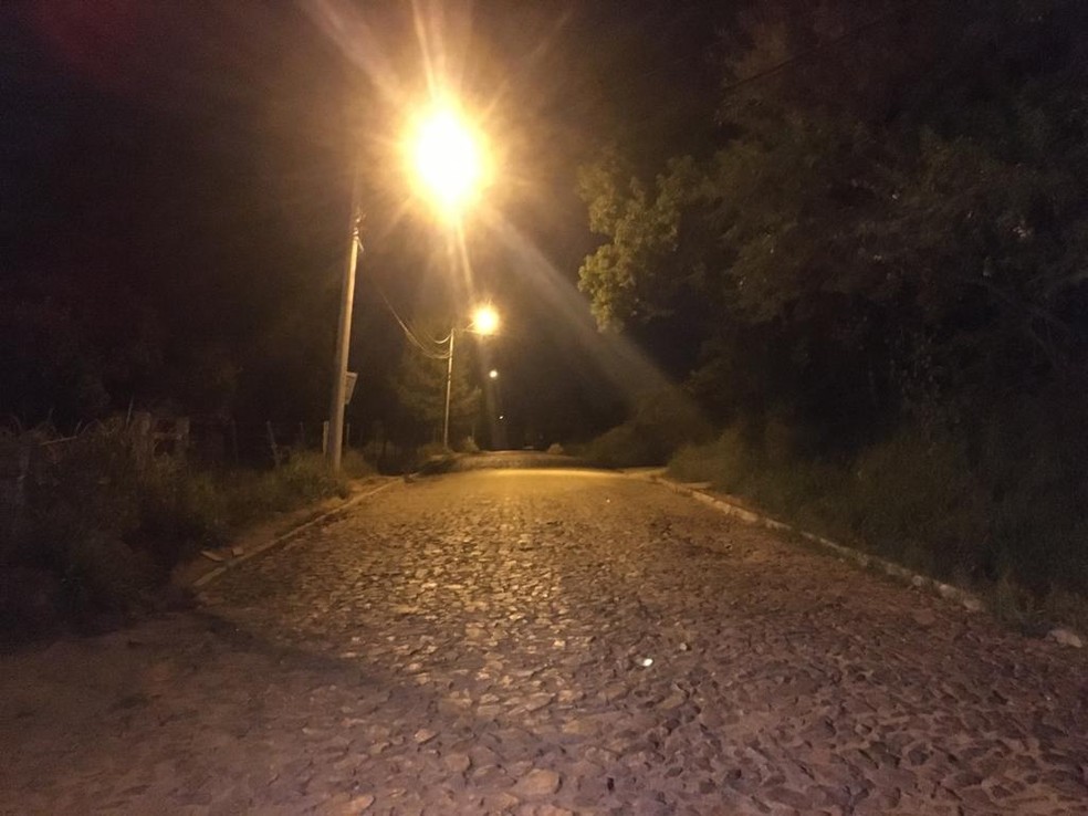 Carro foi encontrado em rua deserta próxima a ERS-040, em Viamão.  — Foto: Samuel Vettori/RBS TV