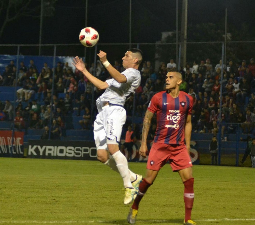 CÃ©sar Villagra (Ã  esquerda) marcou nove gols em 14 jogos do Apertura: Ã© o artilheiro da equipe â€” Foto: DivulgaÃ§Ã£o