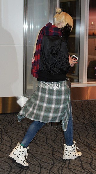 Gwen Stefani surge com cabelo bicolor no aeroporto de Tóquio (Foto: Getty Images)
