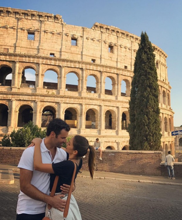 Carol Celico e o namorado, o empresário Eduardo Scarpa, pose romântica no Coliseu, em Roma, na Itália (Foto: Reprodução/Instagram)