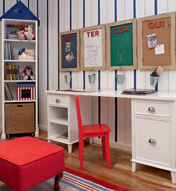 Do Ateliê Vanessa Guimarães, a escrivaninha de madeira é ideal  para organizar livros e material escolar. Os quadros de avisos, 42 x 62 cm, marcam as atividades da semana (Foto: Lilian Knobel)