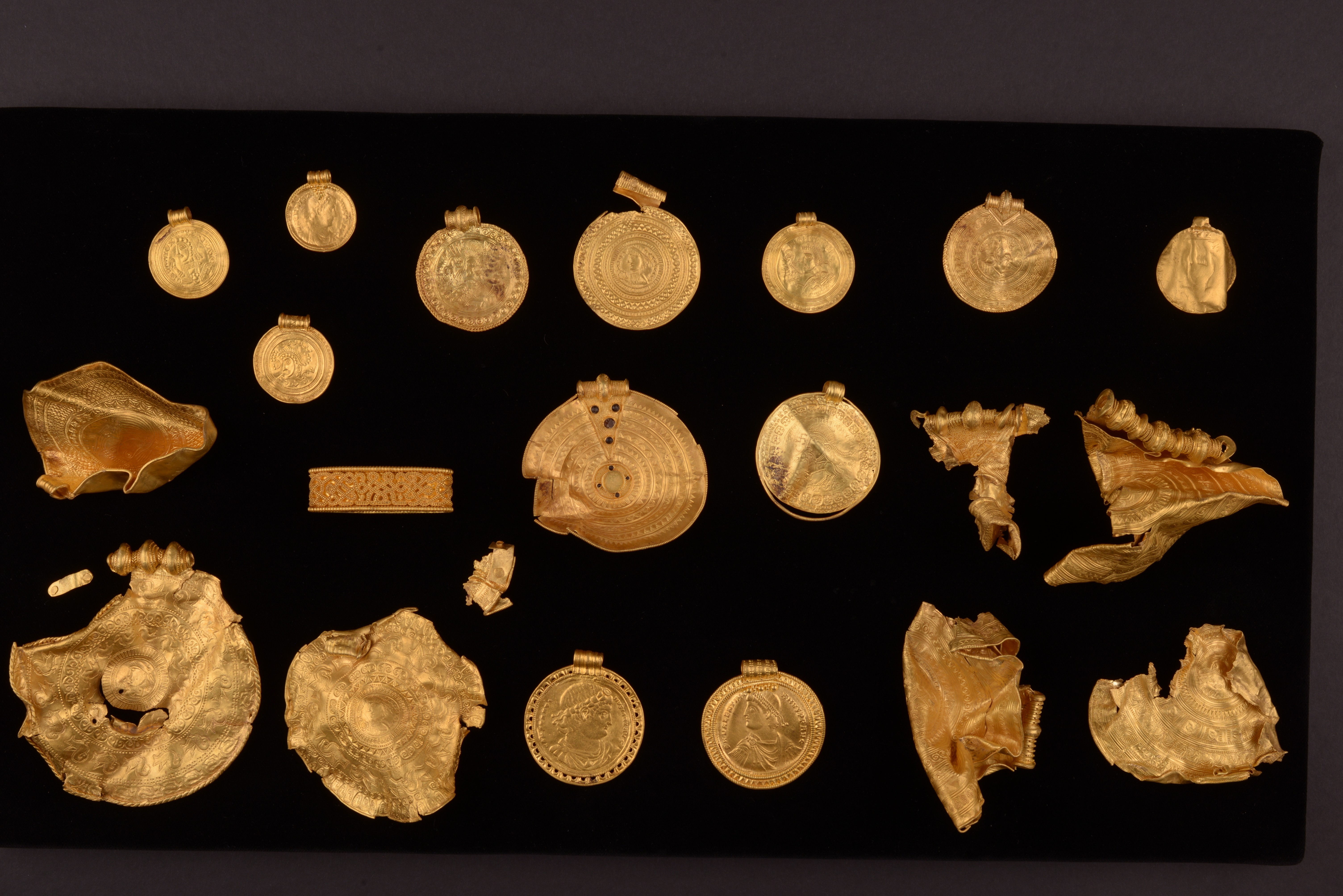 Quase 1 kg de ouro em tesouros foram desenterrados na Dinamarca (Foto: Vejle Museerne)