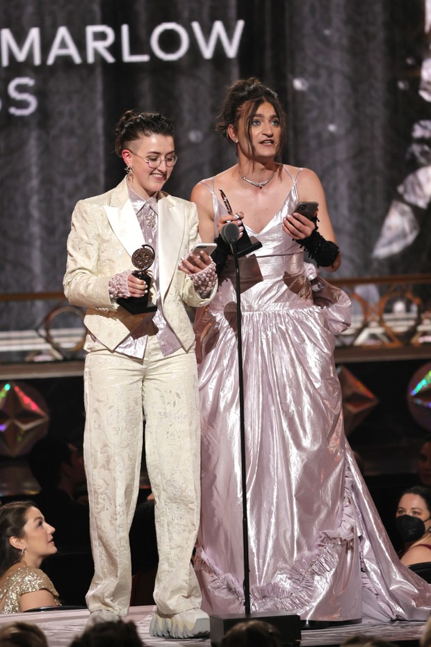 NEW YORK, NEW YORK - JUNE 12: (L-R) Lucy Moss and Toby Marlow accept the award for Best Music and Lyrics for "SIX: The Musical" onstage at the 75th Annual Tony Awards at Radio City Music Hall on June 12, 2022 in New York City. (Photo by Theo Wargo/Getty I (Foto: Getty Images for Tony Awards Pro)