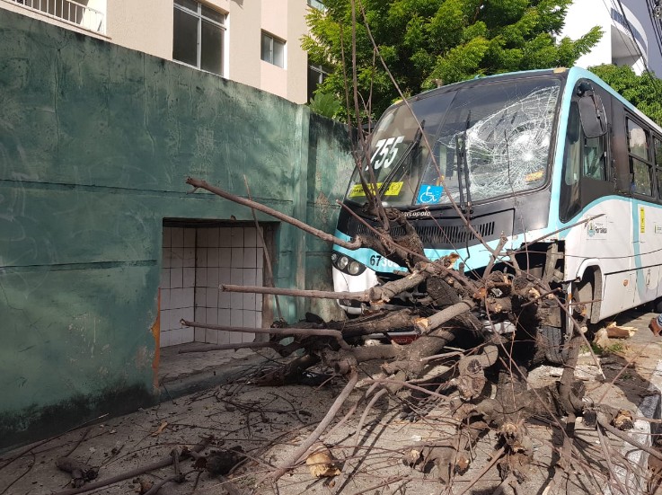 Barra de direção quebra, motorista perde controle, e micro-ônibus bate em muro de condomínio residencial em Fortaleza 