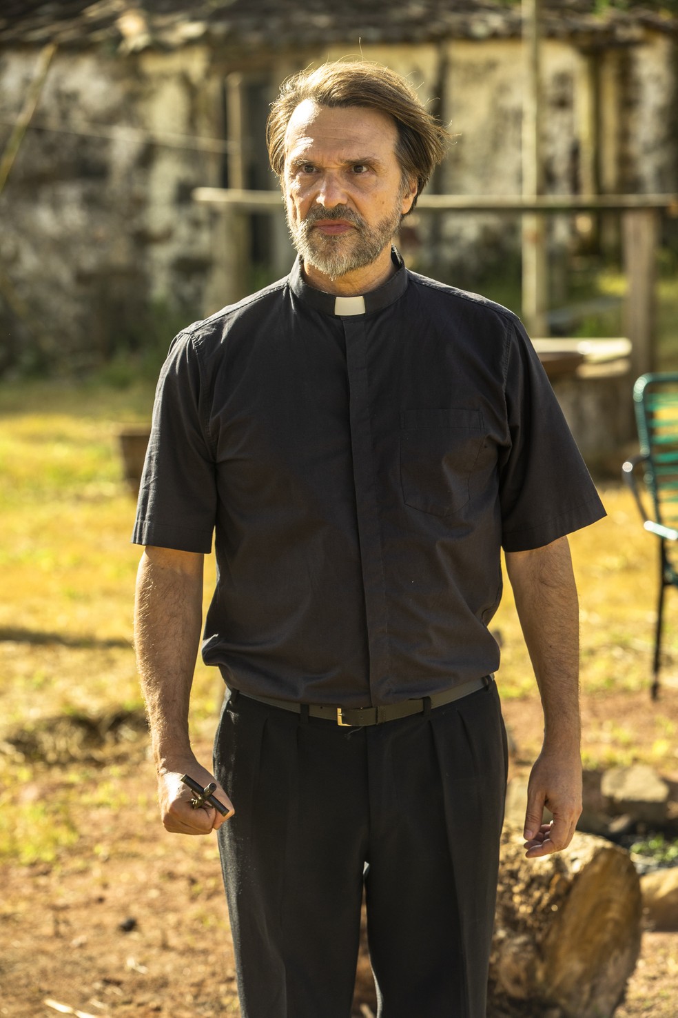 Fernando Eiras dá vida ao padre em "A Dona do Pedaço'. O religioso é quem ajuda Maria da Paz (Juliana Paes) a fugir da fictícia cidade de Rio Vermelho — Foto: TV Globo/João Miguel Jr.