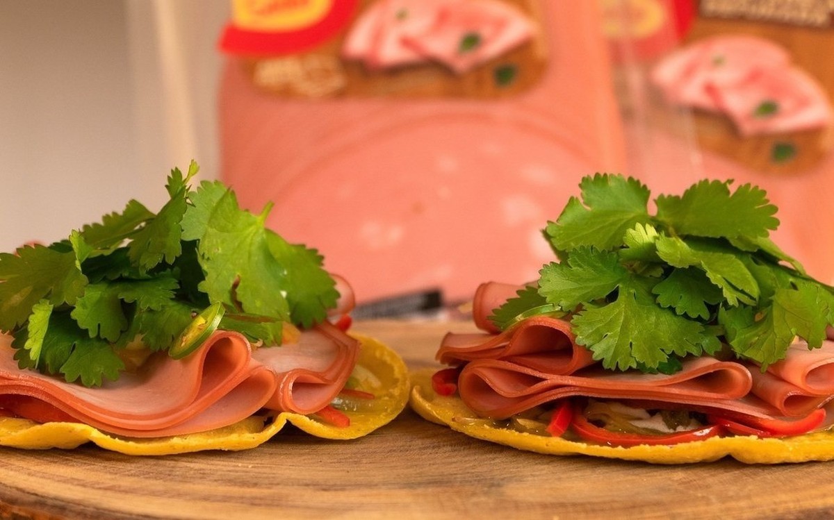 Tortilha de mortadela ao molho pesto com requeijão caseiro Receitas