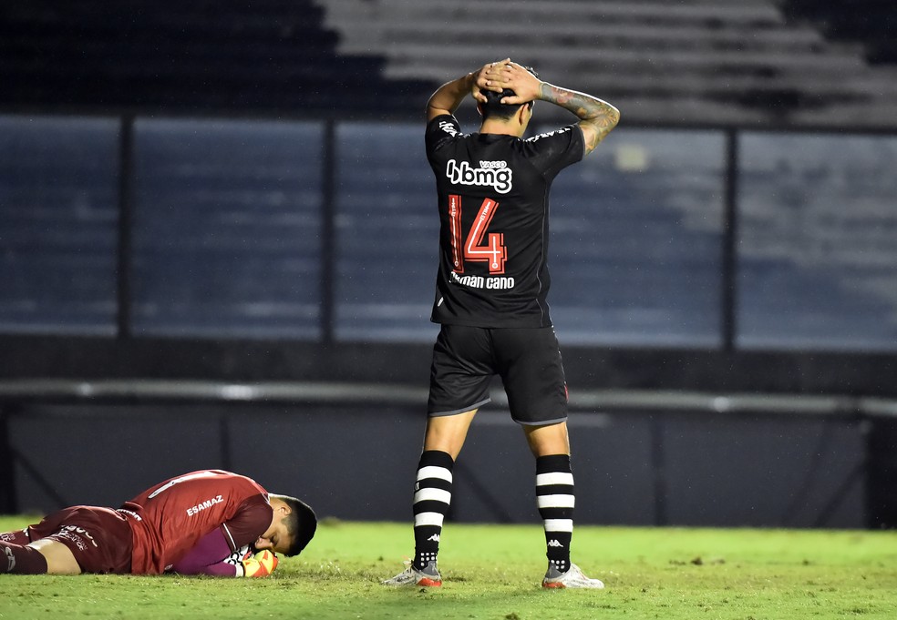 Com contrato at� dezembro, Cano segue a situa��o indefinida no Vasco � Foto: Andr� Dur�o