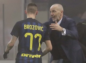 Brozovic ouve orientações do técnico Pioli durante Internazionale x Genoa (Foto: AP Photo/Luca Bruno)
