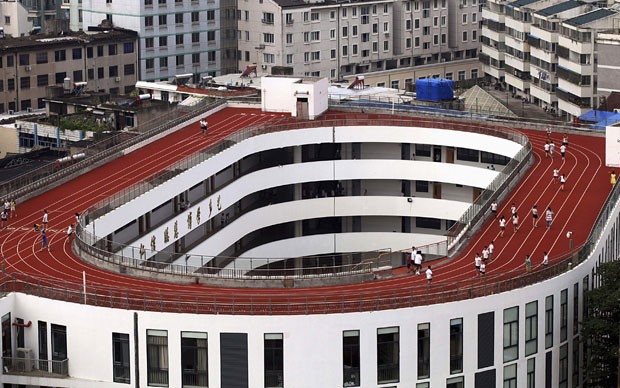 Pista de atletismo foi construída no topo do edifício de quatro andares (Foto: China Daily/Reuters)