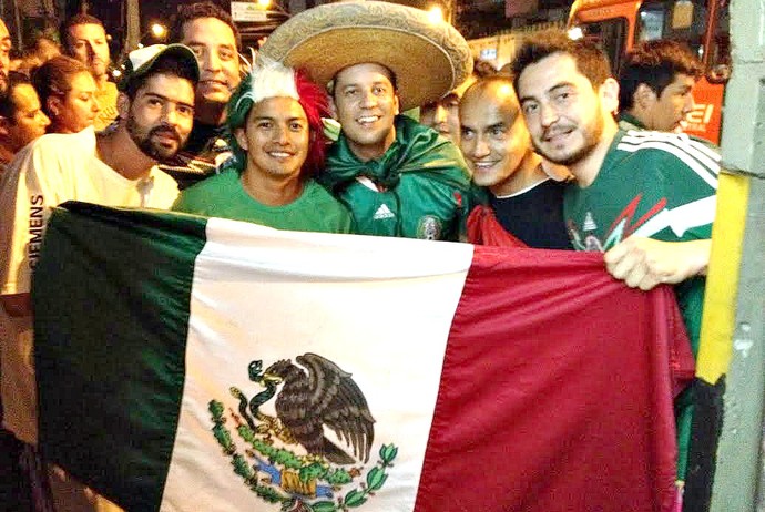 [COPA 2014] Mexicanos esperam por seleção e fazem festa para ônibus errado