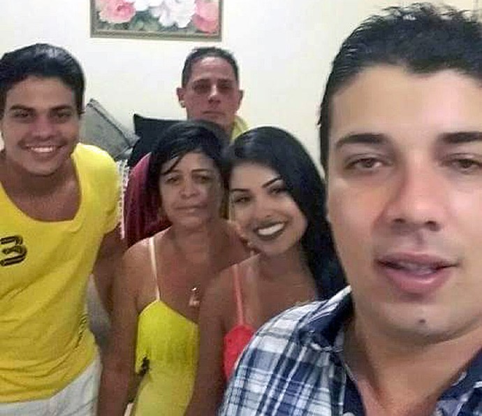 Leandro faz selfie da família: Munik ao fundo, de vermelho (Foto: arquivo pessoal)