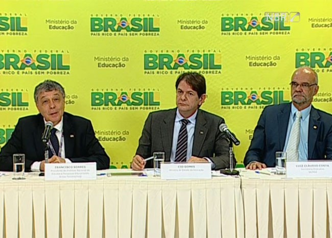 O presidente do Inep, Francisco Soares, o ministro da Educação, Cid Gomes, e o secretário do MEC, Luiz Cláudio Costa (Foto: Reprodução/NBR TV)