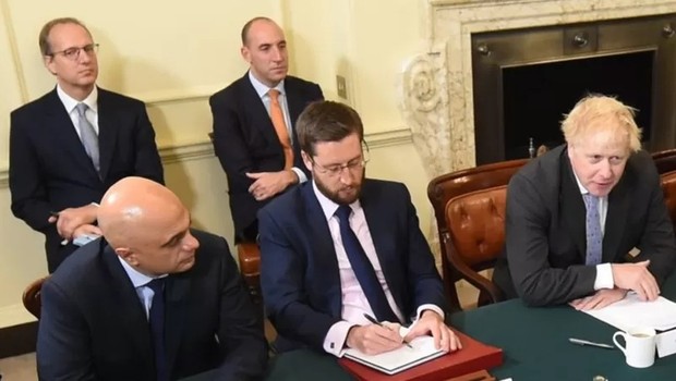 Martin Reynolds e Dan Rosenfield (no alto na foto, acima de Boris Johnson) são dois dos que pediram demissão do governo britânico (Foto: PA MEDIA via BBC)