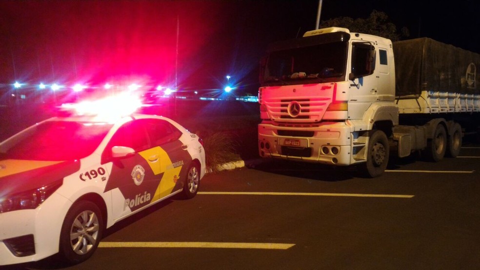 Polícia Rodoviária de Ourinhos recupera carga de soja 