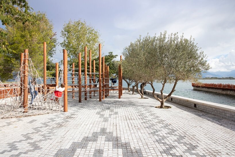 Arquitetos criam piso que simula tapetes albaneses para transformar orla de lago na Albânia (Foto: Jesus Hernandez / Ergys Zhabjaku)