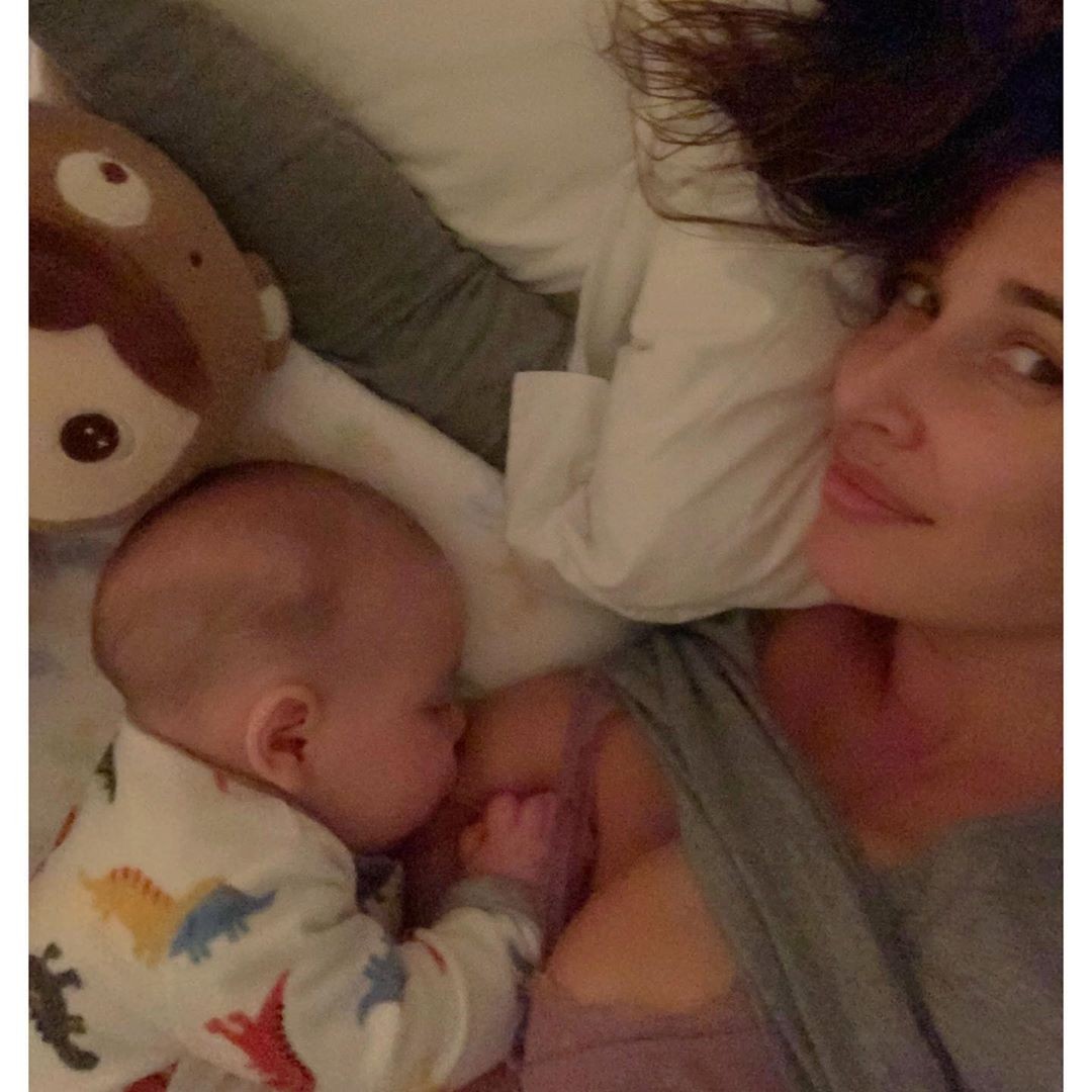 Giselle Itié alimenta seu filho no  peito (Foto: Reprodução/Instagram)