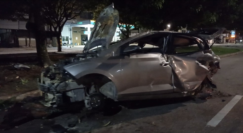 Após acidente, carro foi saqueado na av. Duque de Caxias, em Belém. — Foto: Reprodução/TV Liberal