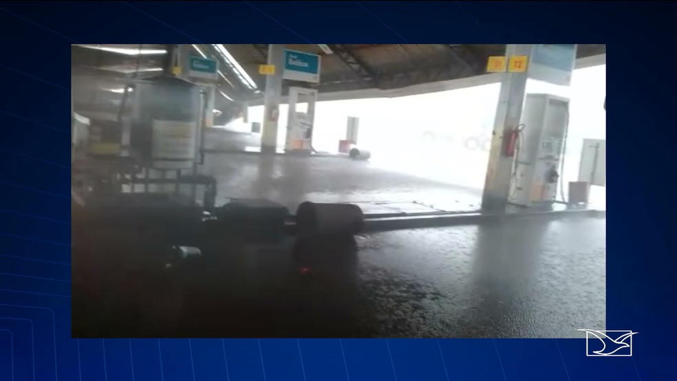 Chuva causa estragos em posto de combustÃ­veis em SÃ£o LuÃ­s. (Foto: ReproduÃ§Ã£o/TV Mirante)